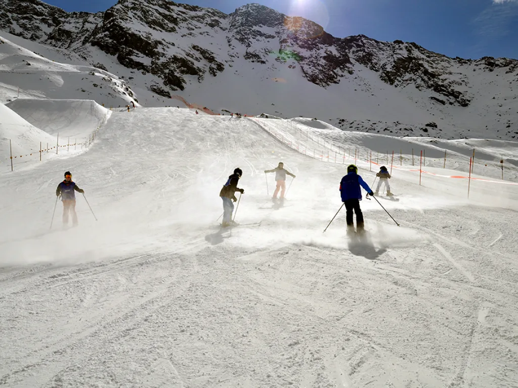 Gruppe fährt gemeinsam durch den lockeren Schnee.